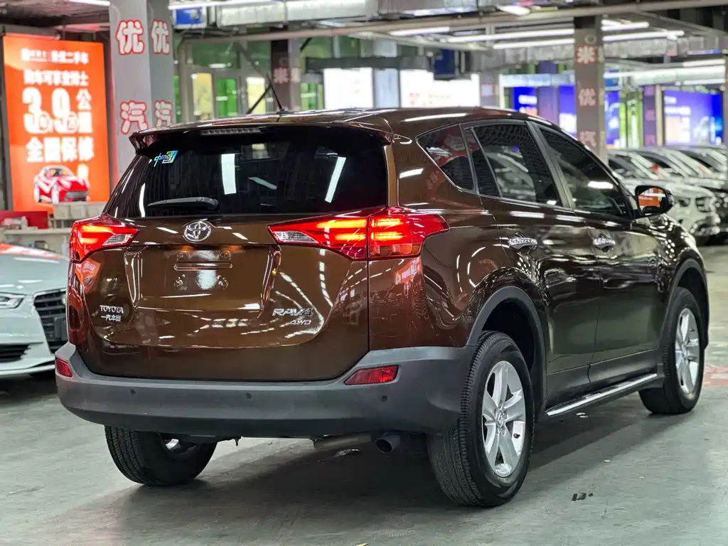 Toyota RAV4 2015 — фото 7