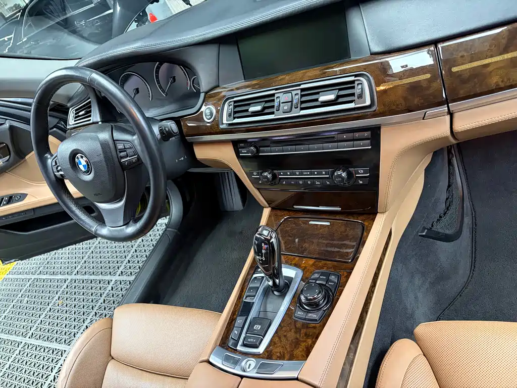BMW 7 Series 2011 — фото 18
