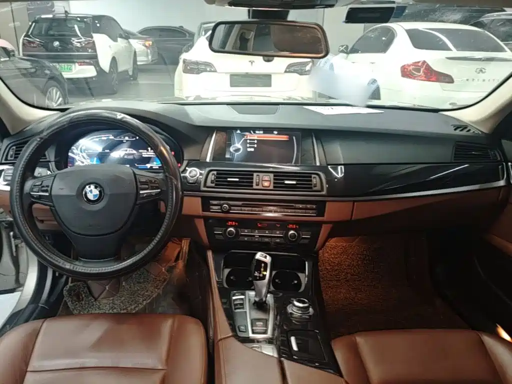 BMW 5 Series 2015 — фото 10