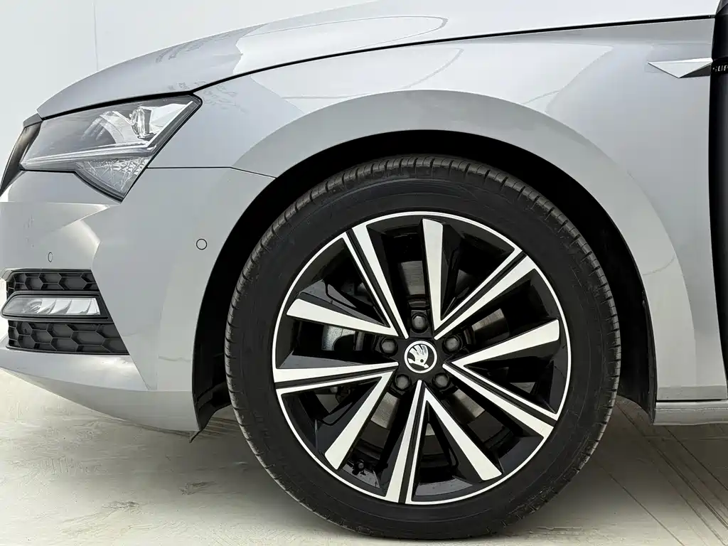 Skoda Superb 2023 — фото 19