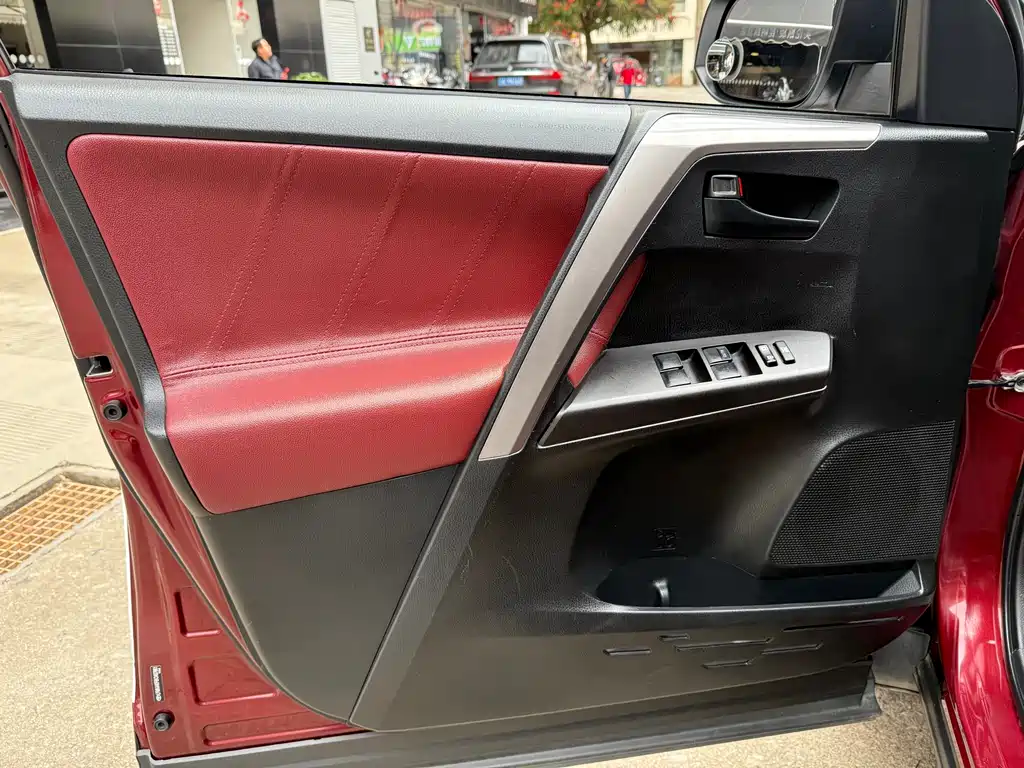 Toyota RAV4 2019 — фото 16