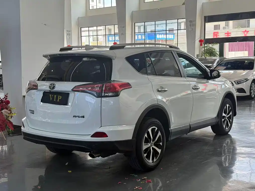 Toyota RAV4 2019 — фото 9