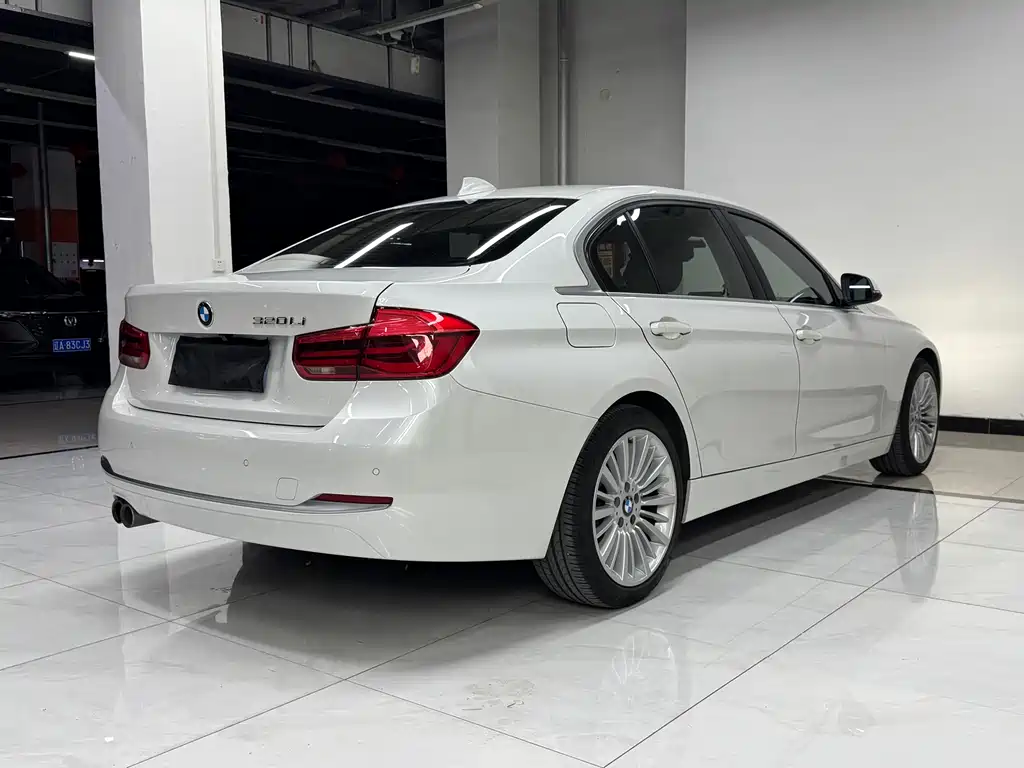 BMW 3 Series 2018 — фото 14