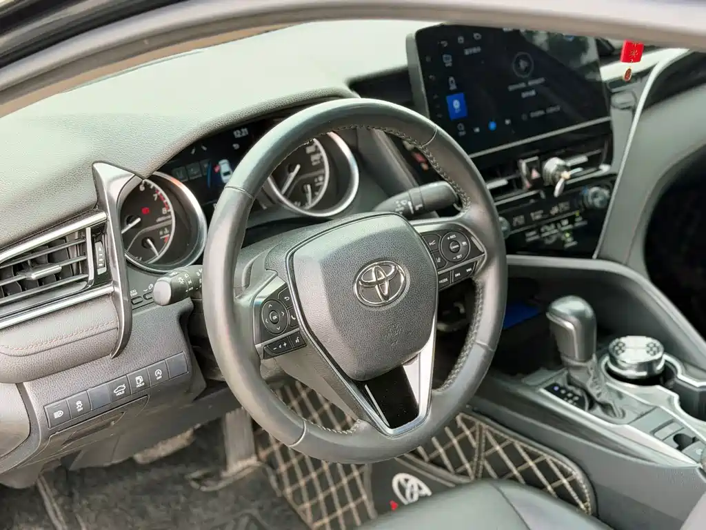 Toyota Camry 2023 — фото 7