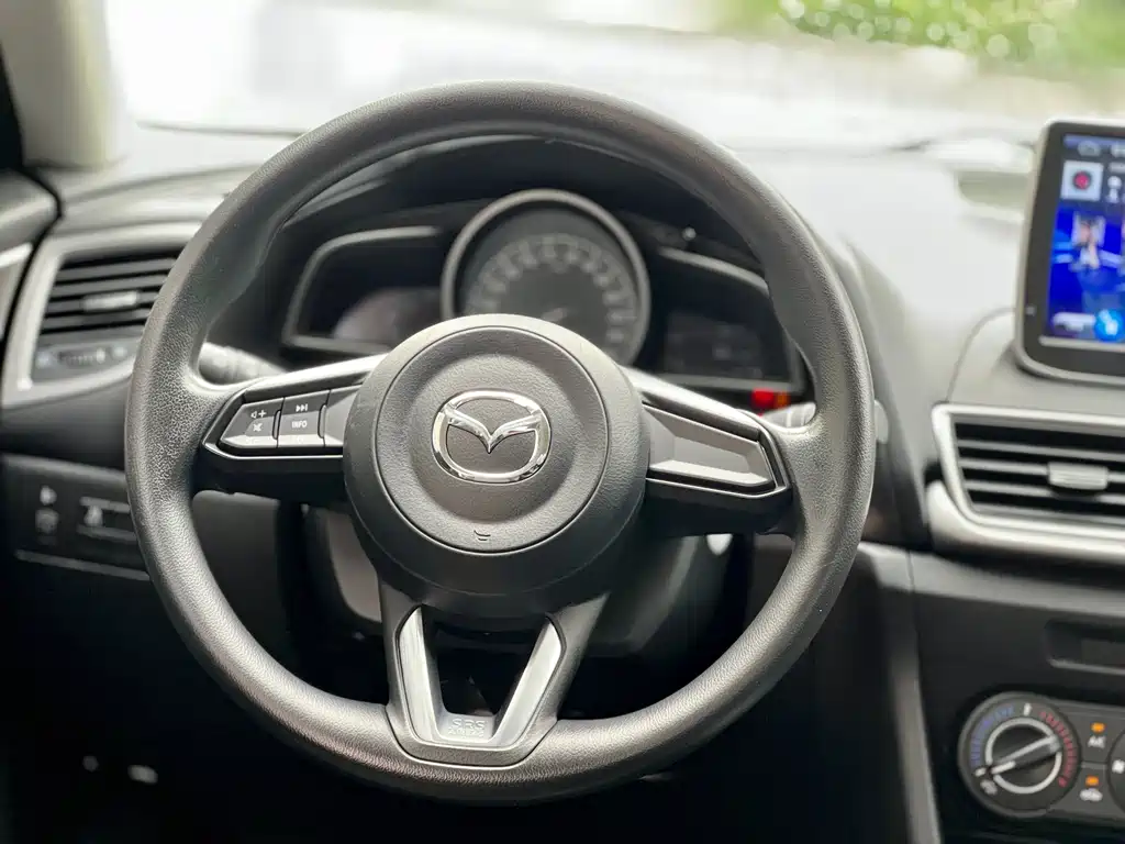 Mazda 3 Axela 2017 — фото 10