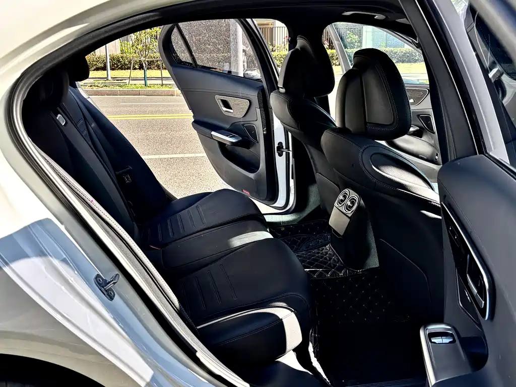 Mercedes-Benz C-Class 2024 — фото 11