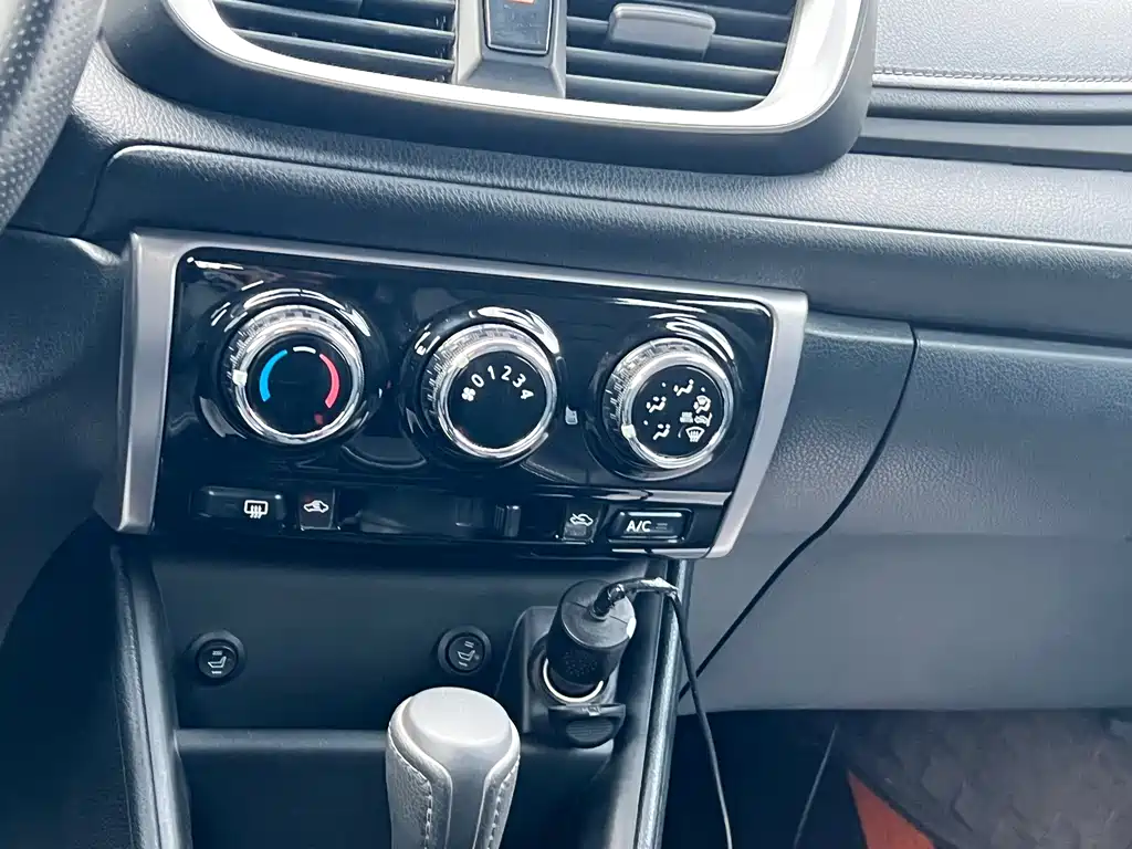 Toyota Yaris L 2022 — фото 13