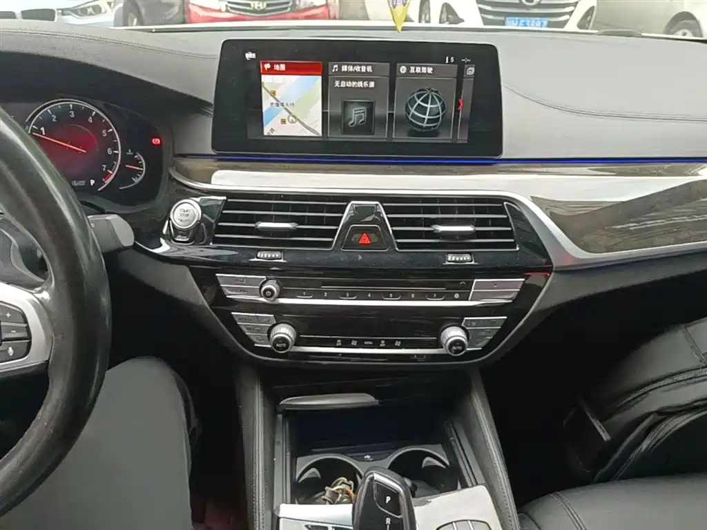 BMW 5 Series 2018 — фото 13