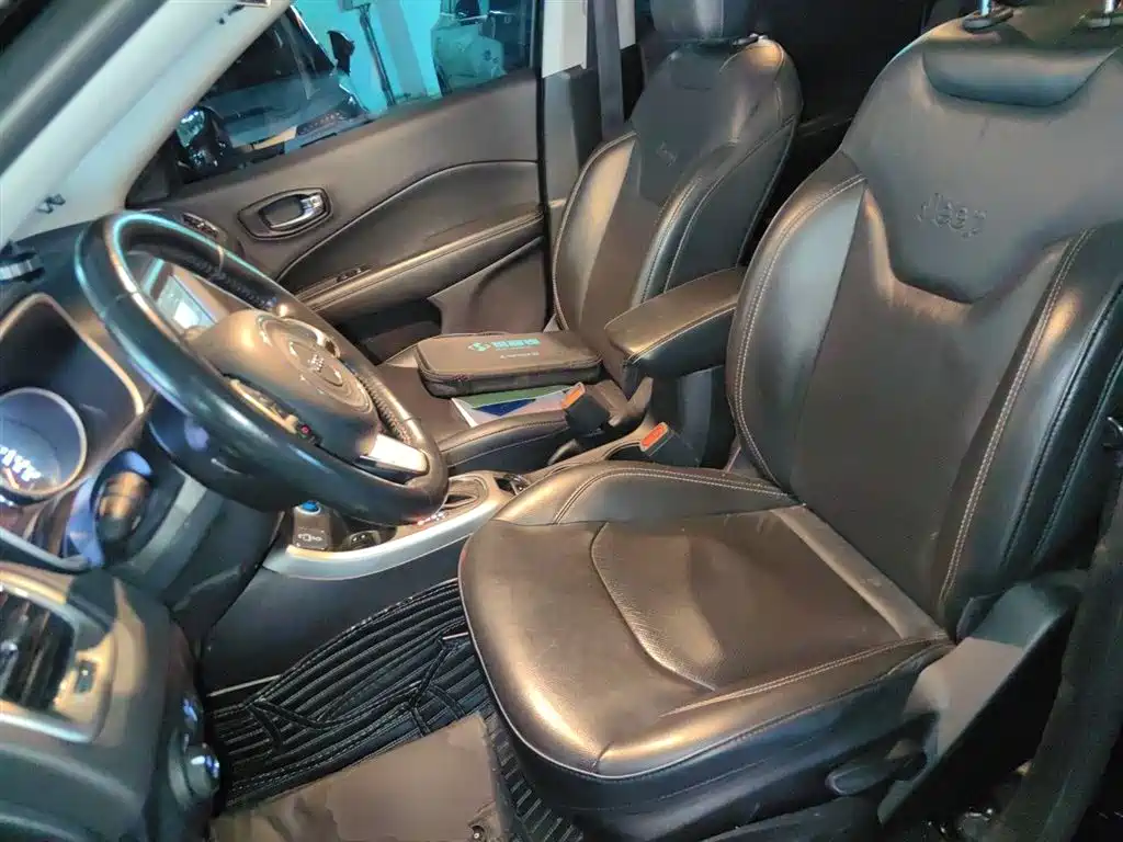 Jeep Compass 2018 — фото 12