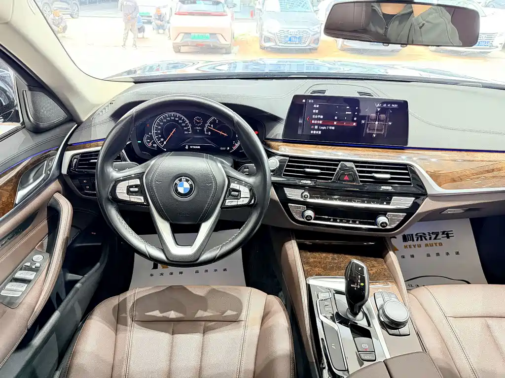 BMW 5 Series 2018 — фото 11