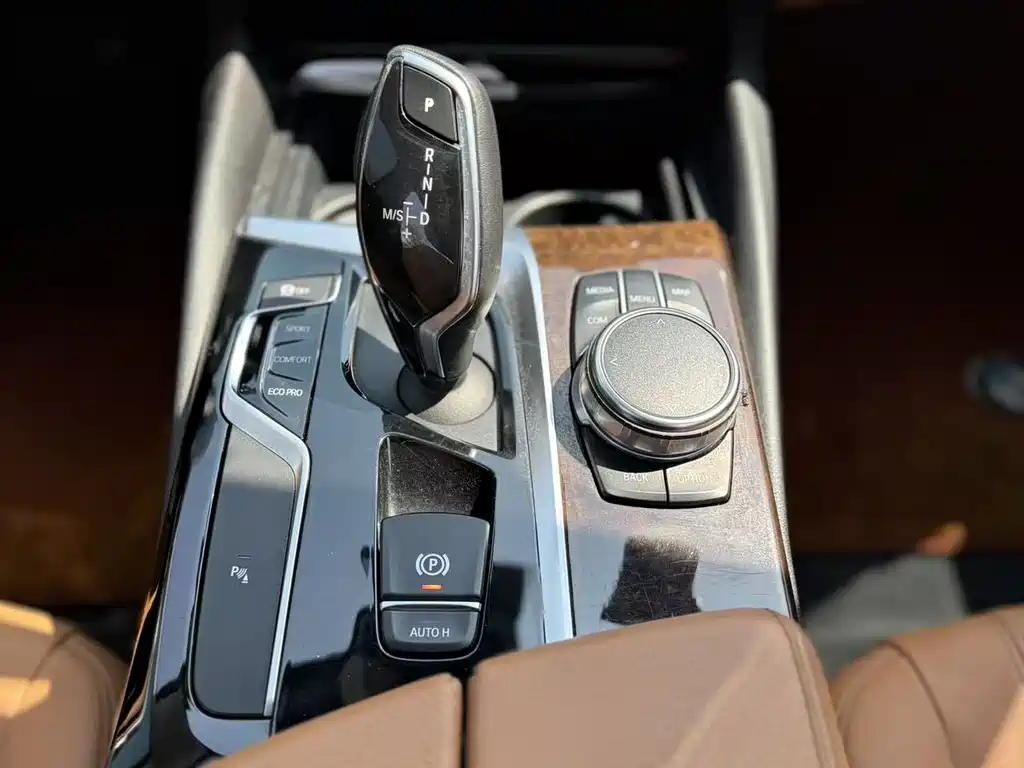 BMW 5 Series 2017 — фото 11