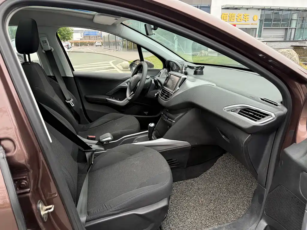 Peugeot 2008 2015 — фото 16