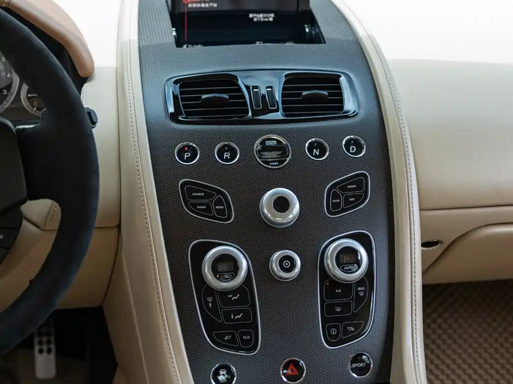 Aston Martin Rapide 2019 — фото 13