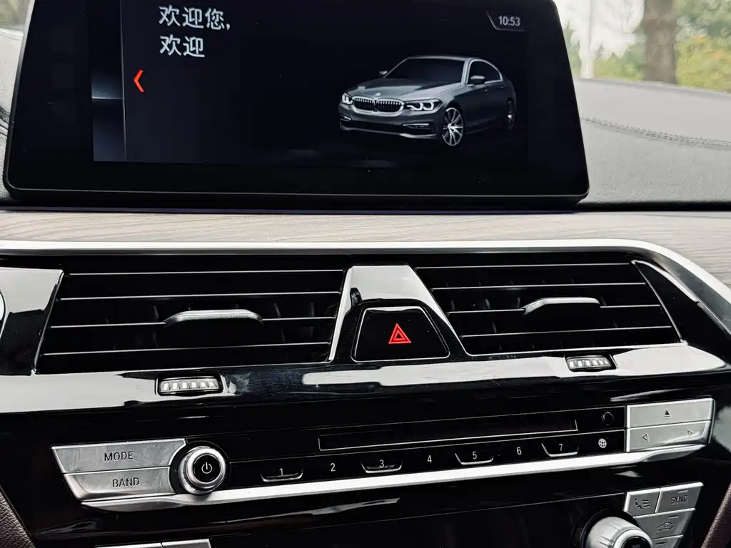 BMW 5 Series 2018 — фото 31