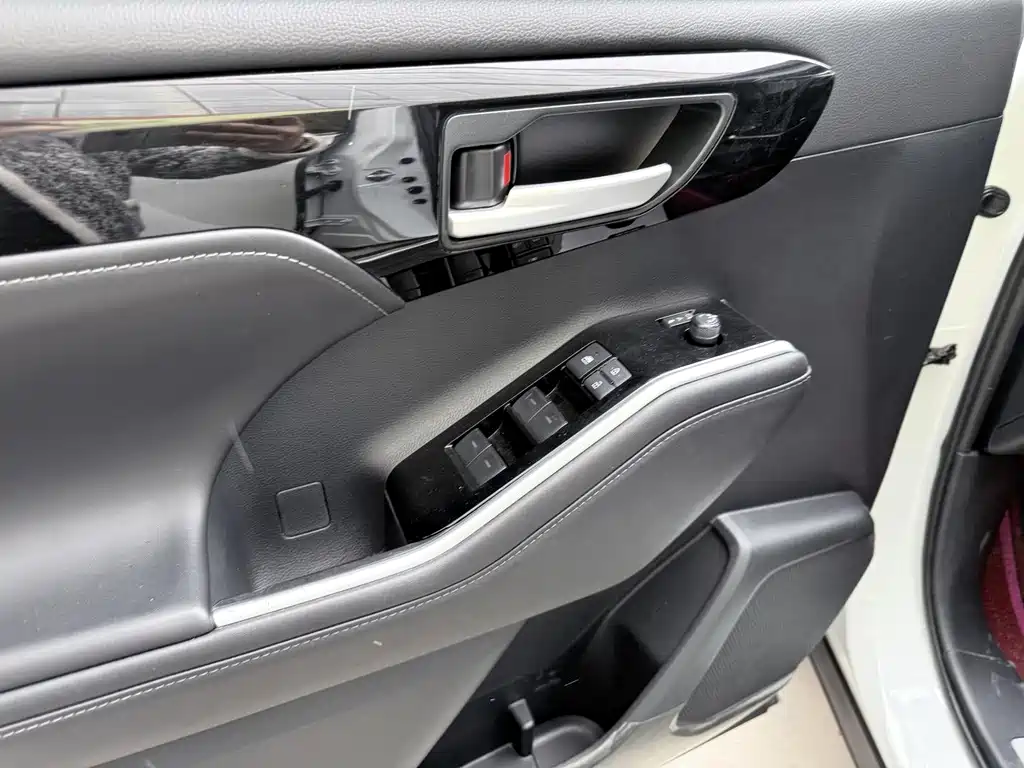 Toyota Highlander 2023 — фото 10