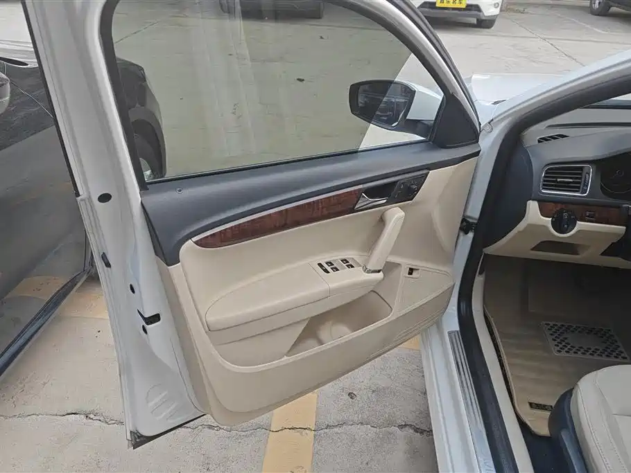 Volkswagen Lavida 2015