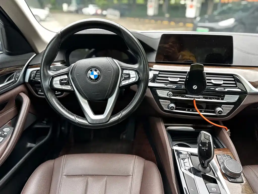 BMW 5 Series 2019 — фото 12