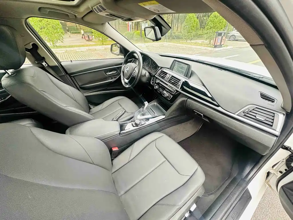 BMW 3 Series 2017 — фото 19