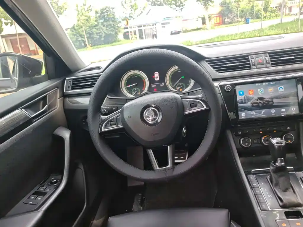 Skoda Superb 2017 — фото 11