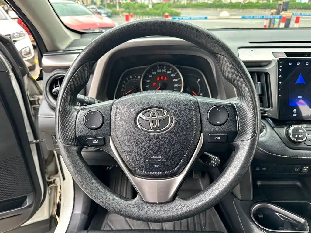 Toyota RAV4 2017 — фото 15