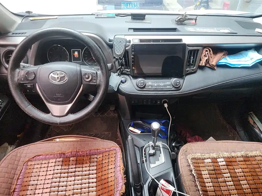 Toyota RAV4 2018 — фото 12