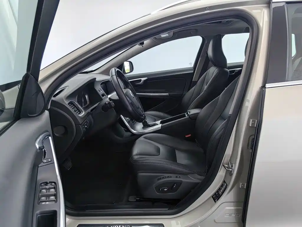 Volvo V60 2017 — фото 10