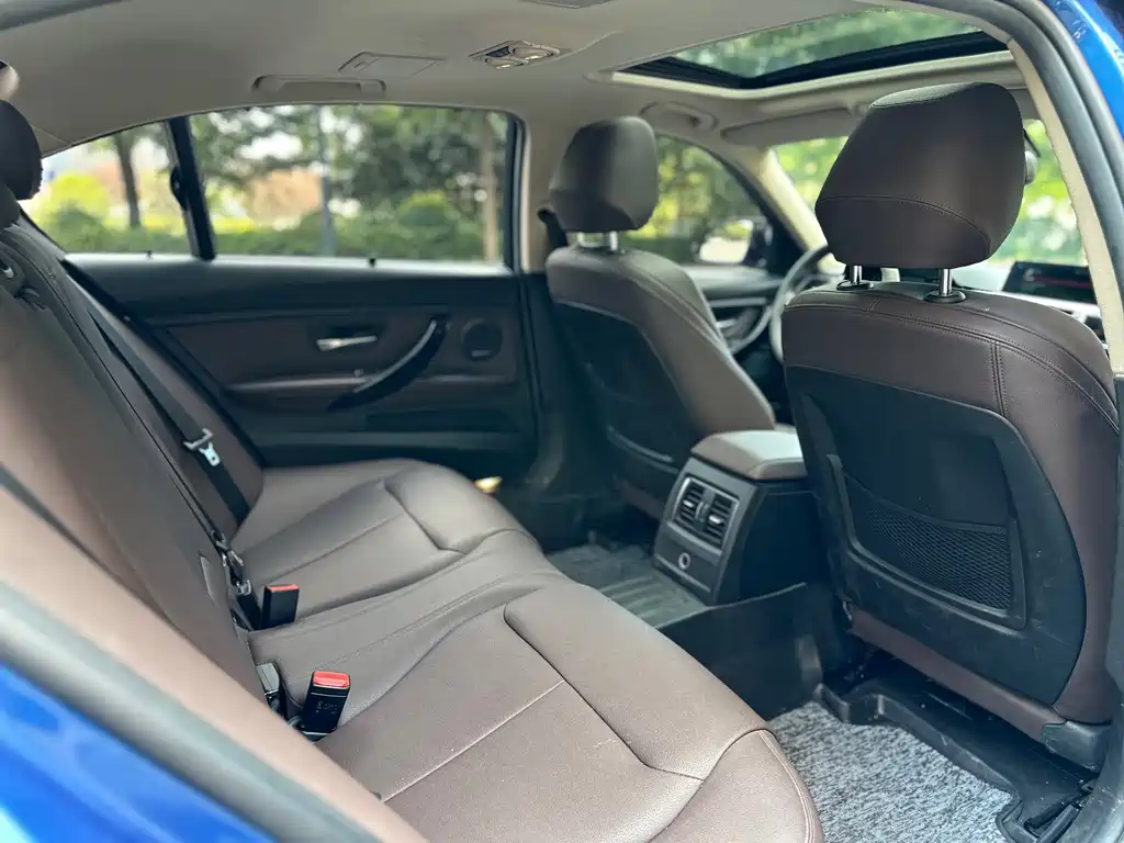 BMW 3 Series 2018 — фото 13