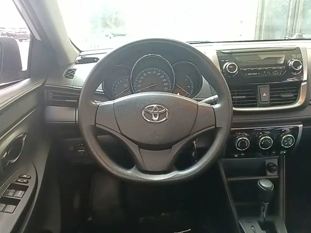 Toyota Yaris L 2016 — фото 11