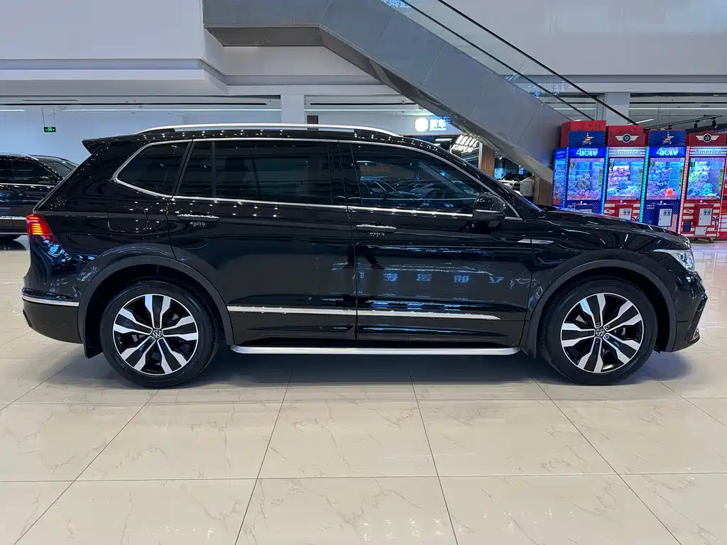 Volkswagen Tiguan L 2023 — фото 9