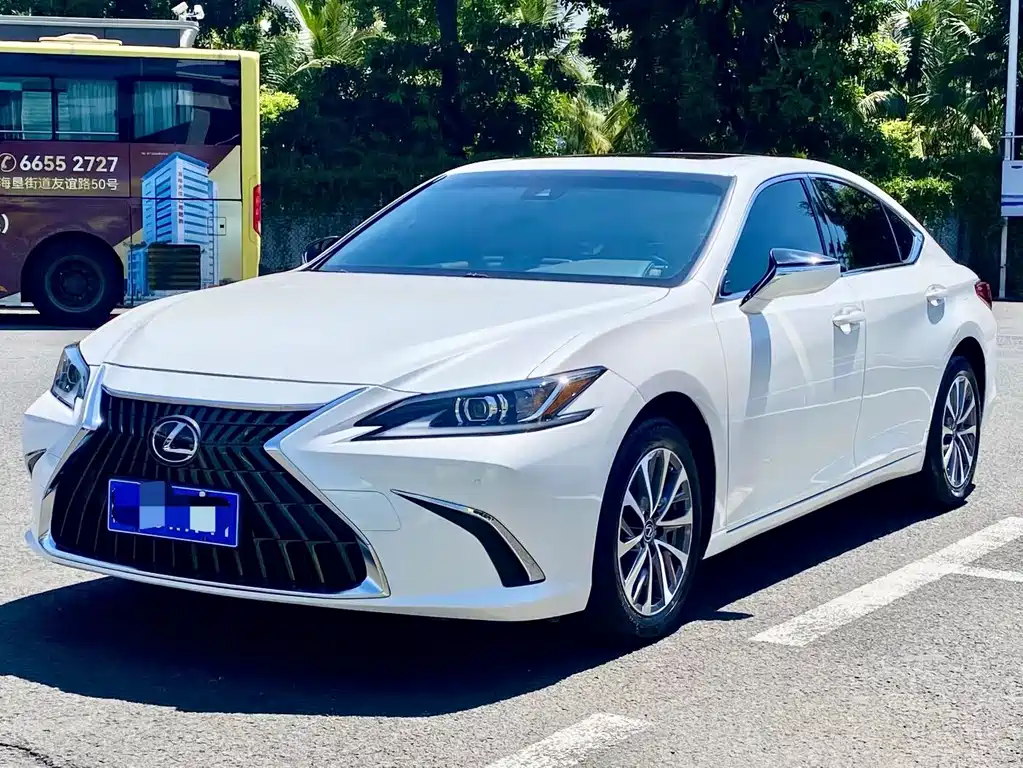 Lexus ES 2023 — фото 1