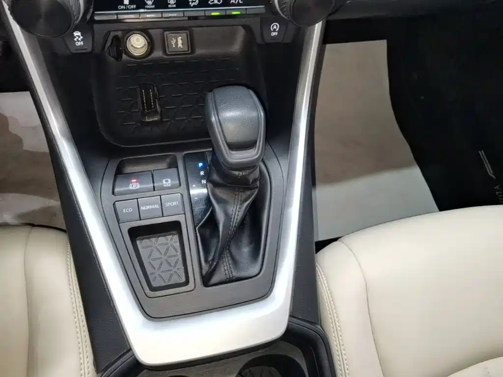 Toyota RAV4 2023 — фото 14