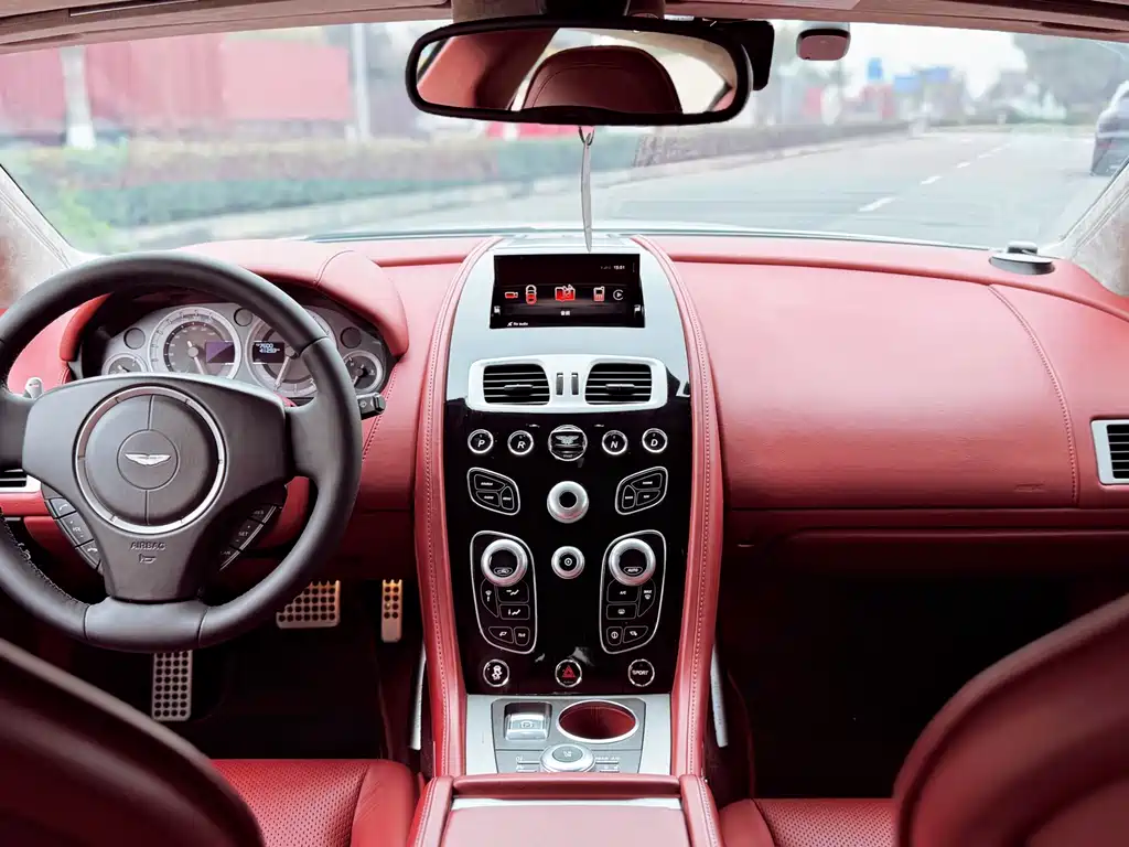 Aston Martin Rapide 2017 — фото 12