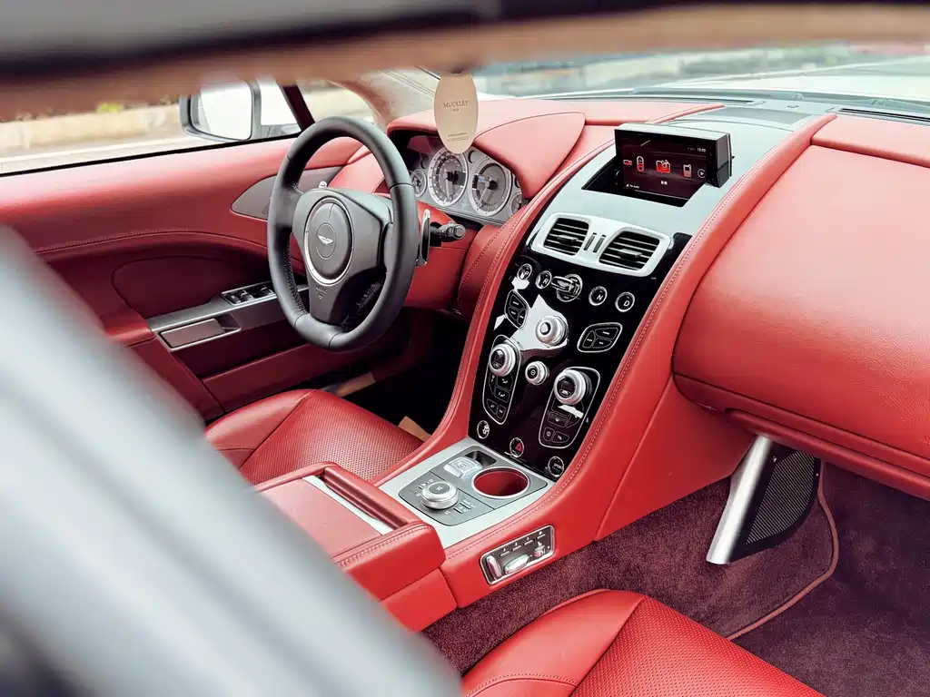 Aston Martin Rapide 2017 — фото 18