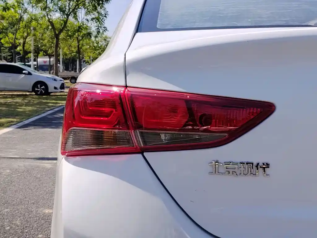 Hyundai Verna 2017 — фото 9
