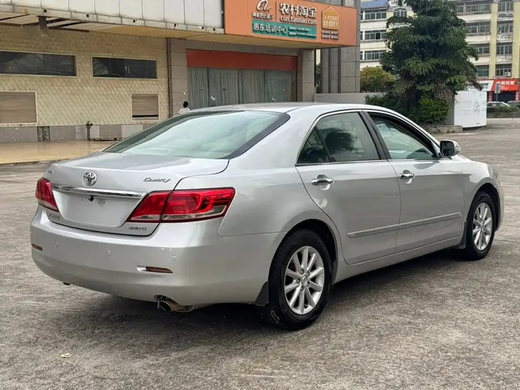 Toyota Camry 2010 — фото 9