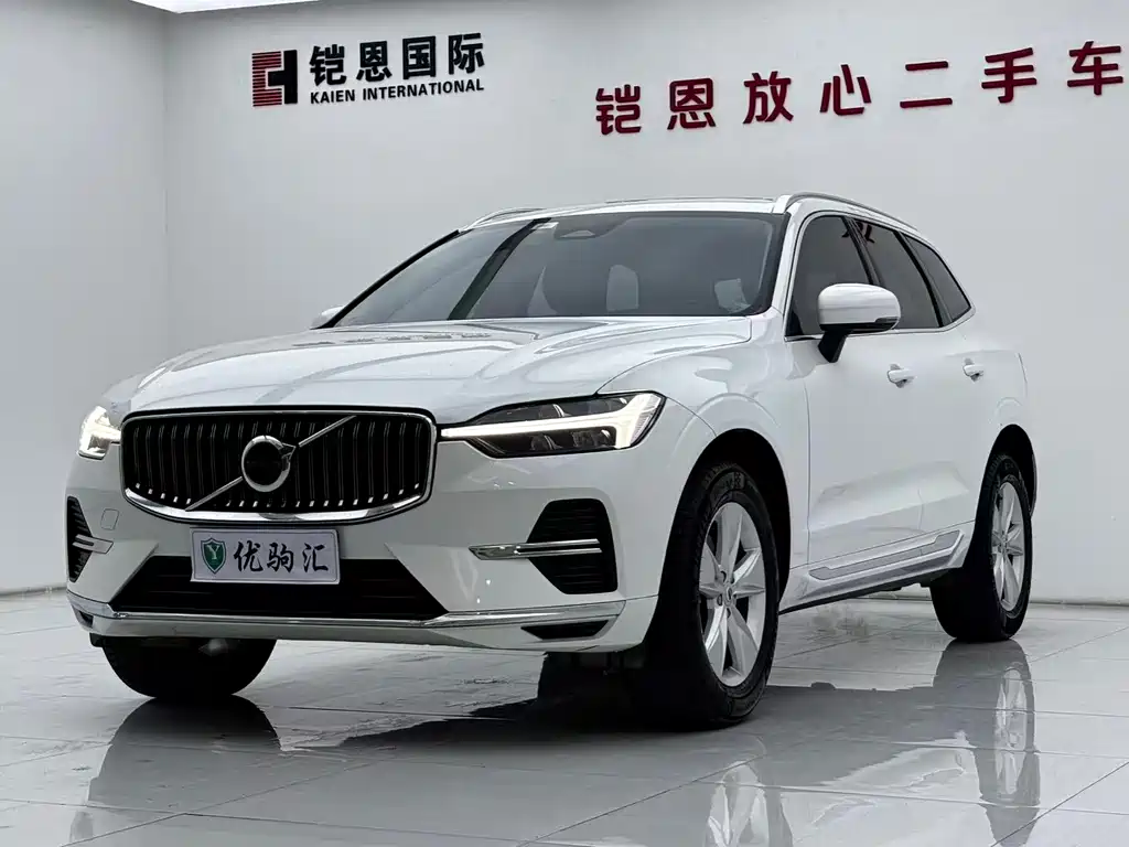 Volvo XC60 2022 — фото 1