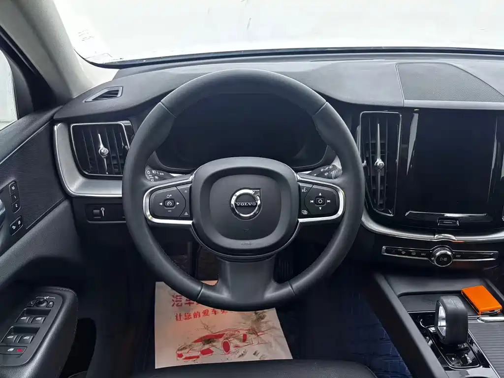Volvo XC60 2022 — фото 13