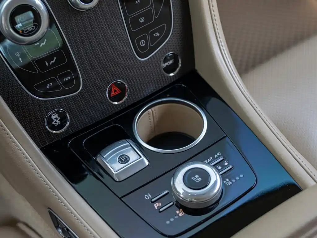 Aston Martin Rapide 2019 — фото 14
