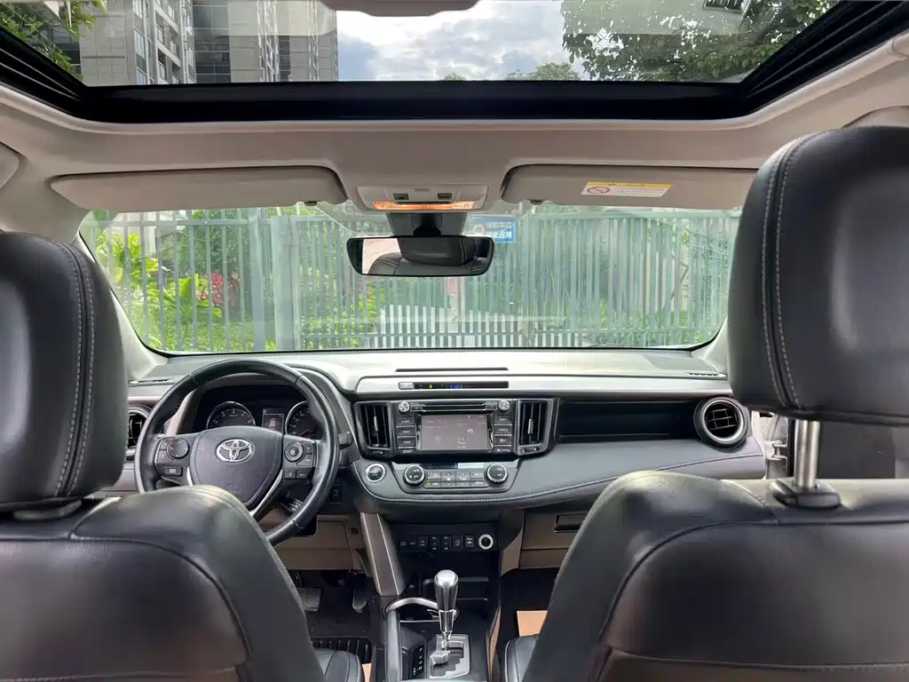 Toyota RAV4 2016 — фото 12
