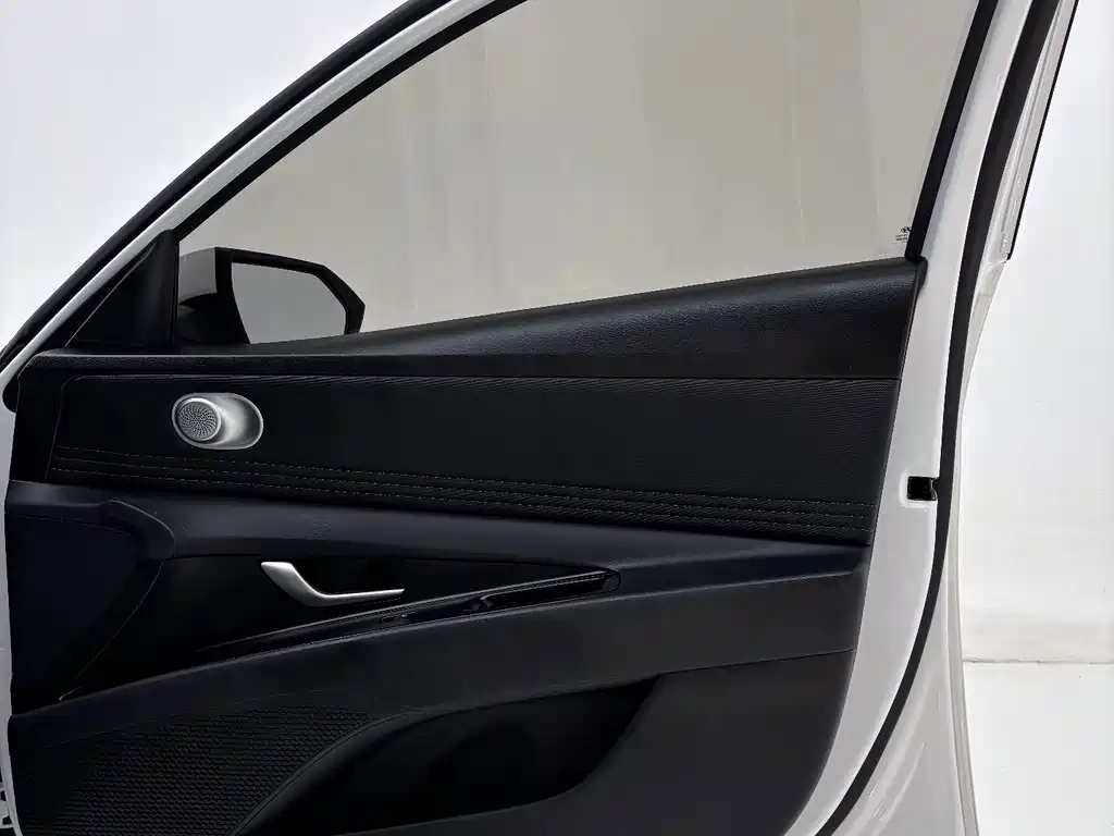 Hyundai Elantra 2023 — фото 21