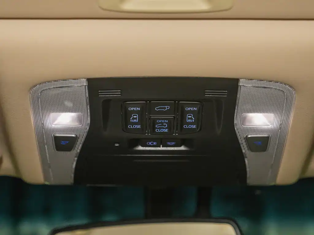 Toyota Alphard 2017 — фото 21