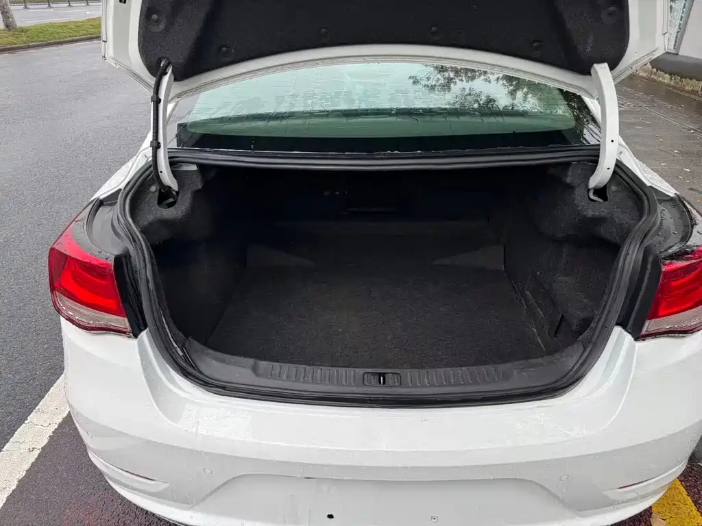 Chevrolet Malibu 2018 — фото 15