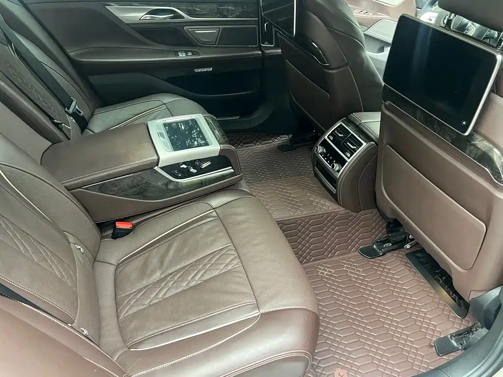 BMW 7 Series 2017 — фото 11