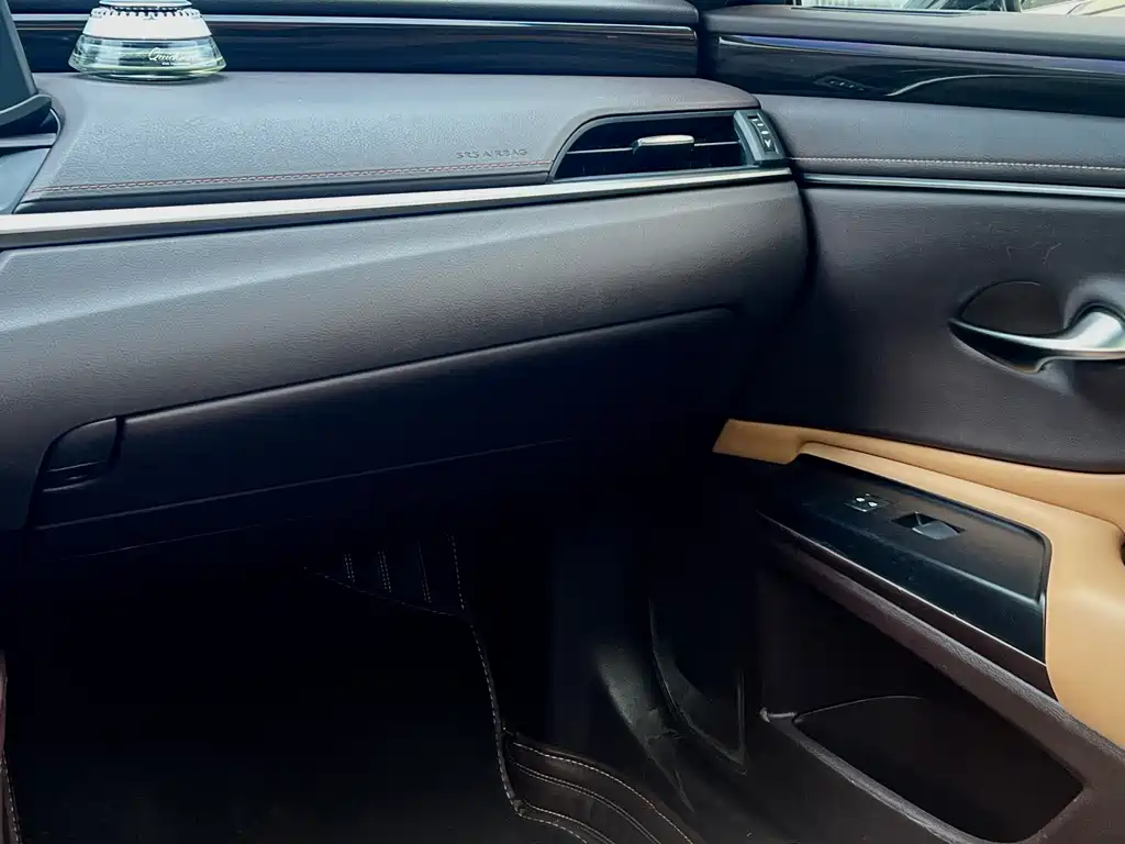 Lexus ES 2018 — фото 16