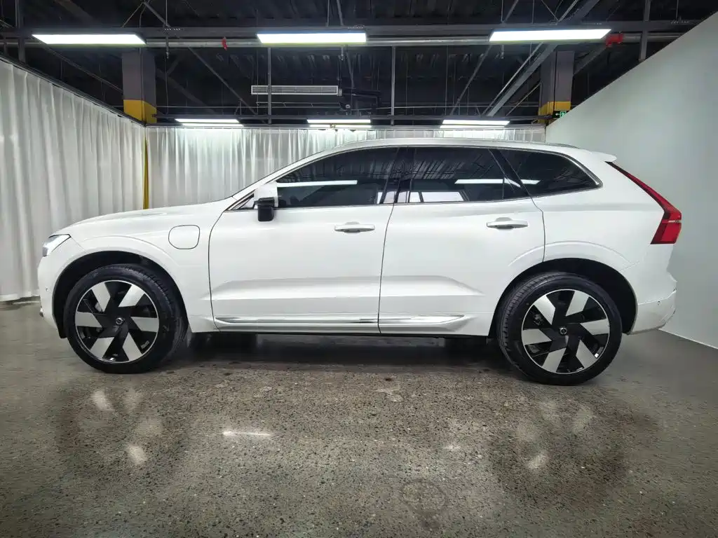 Volvo XC60 Plug-In Hybrid 2025 — фото 10