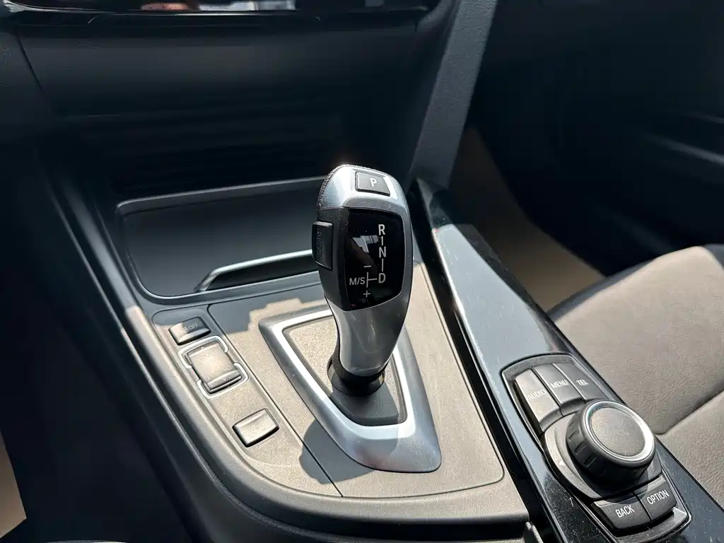 BMW 3 Series 2017 — фото 11