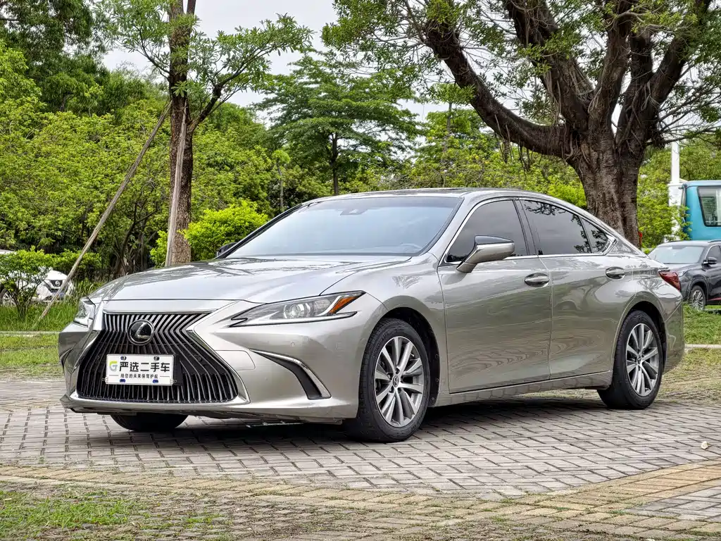 Lexus ES 2019 — фото 1
