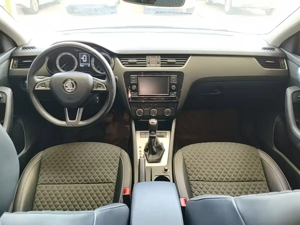 Skoda Octavia 2018 — фото 10