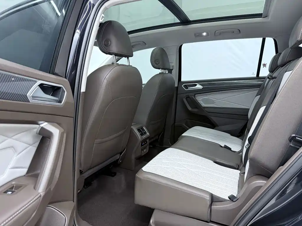 Volkswagen Tiguan L 2023 — фото 10