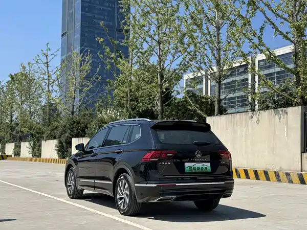 Volkswagen Tiguan L Plug-In Hybrid 2021